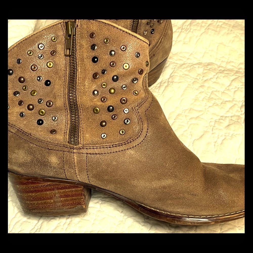 White Mountain ankle boots Size 8.5